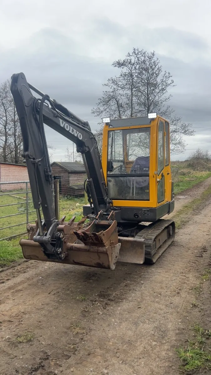 2.8 ton Volvo - Image 1