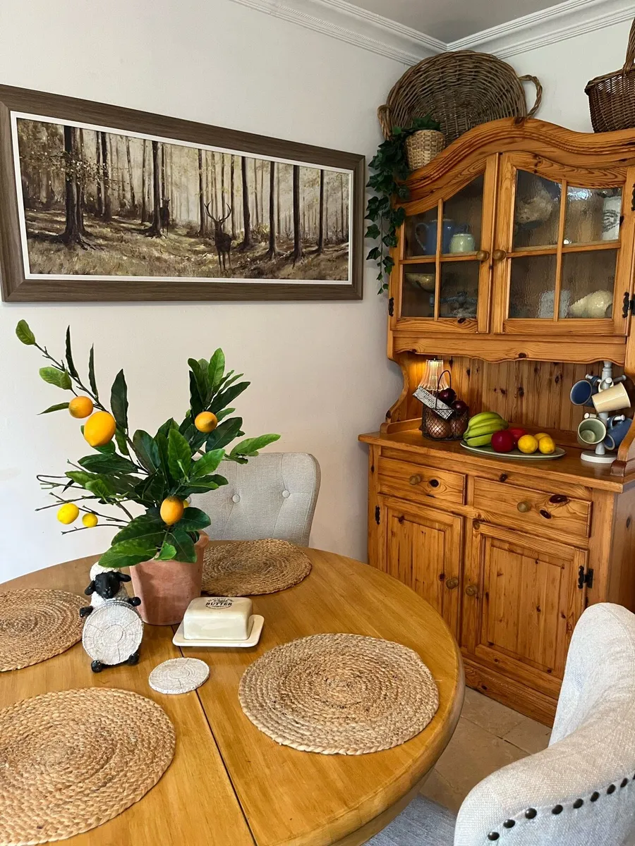 Dresser / display cabinet - Image 1