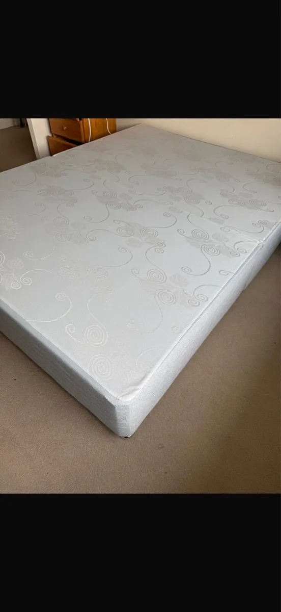 King bed frame - Image 1