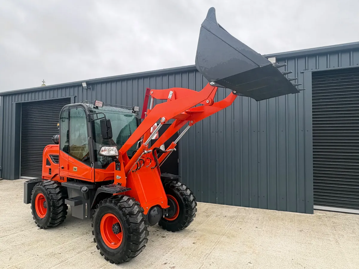 Machpro Mini loader 1 tonne lift - Image 1