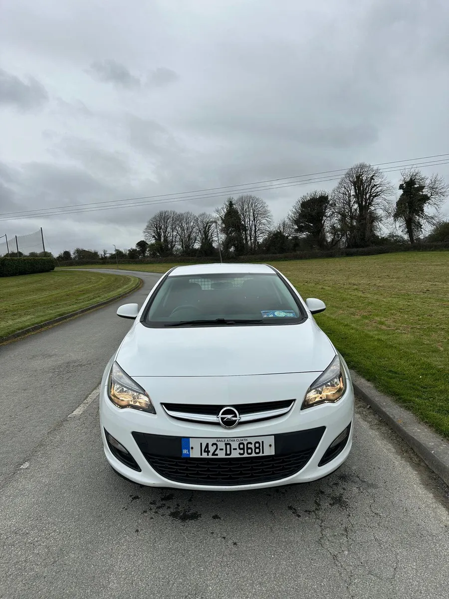 Opel Astra 2014 Only 46,000 Kmh - Image 2