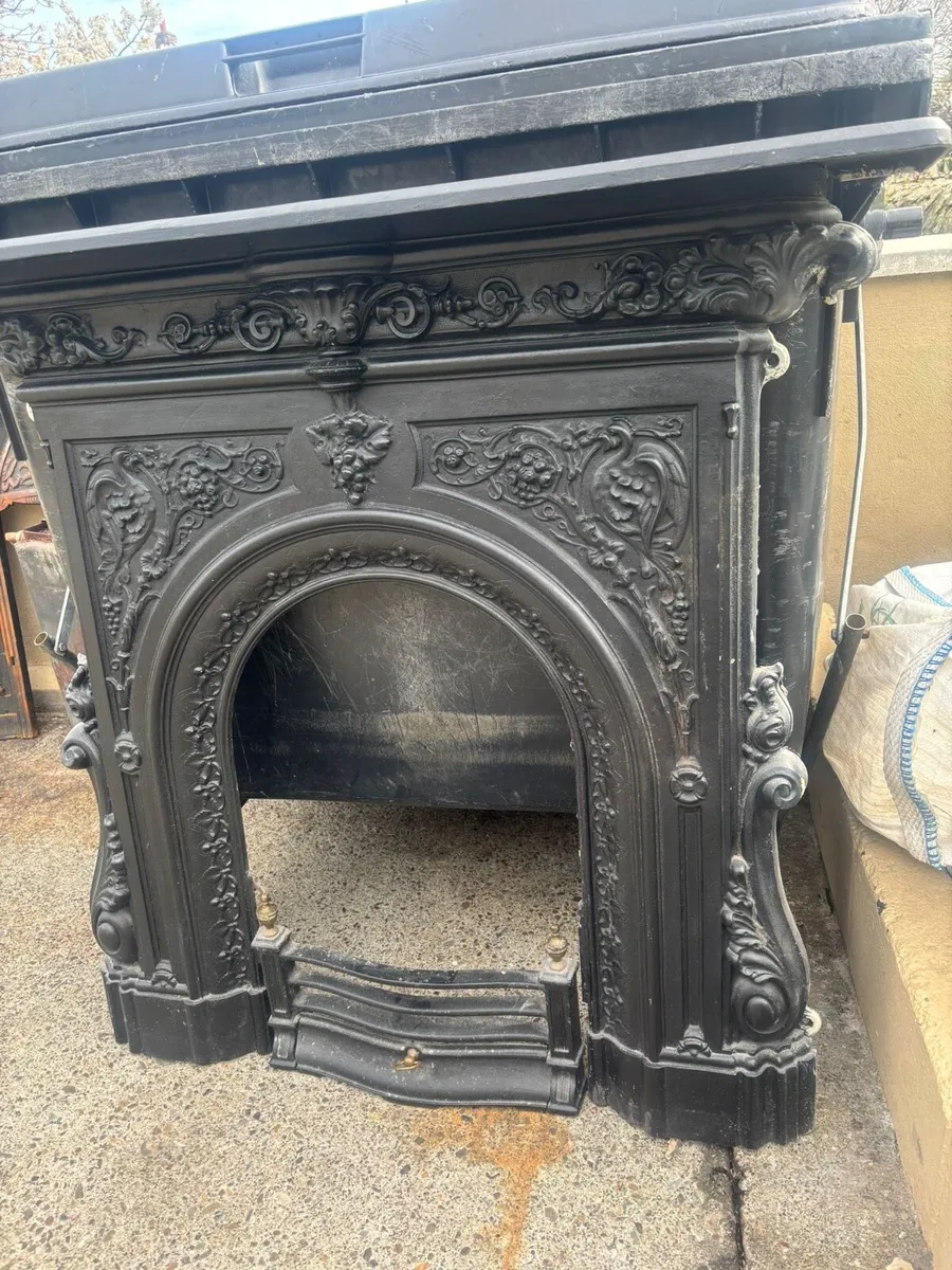 Cast iron fire place - Image 1