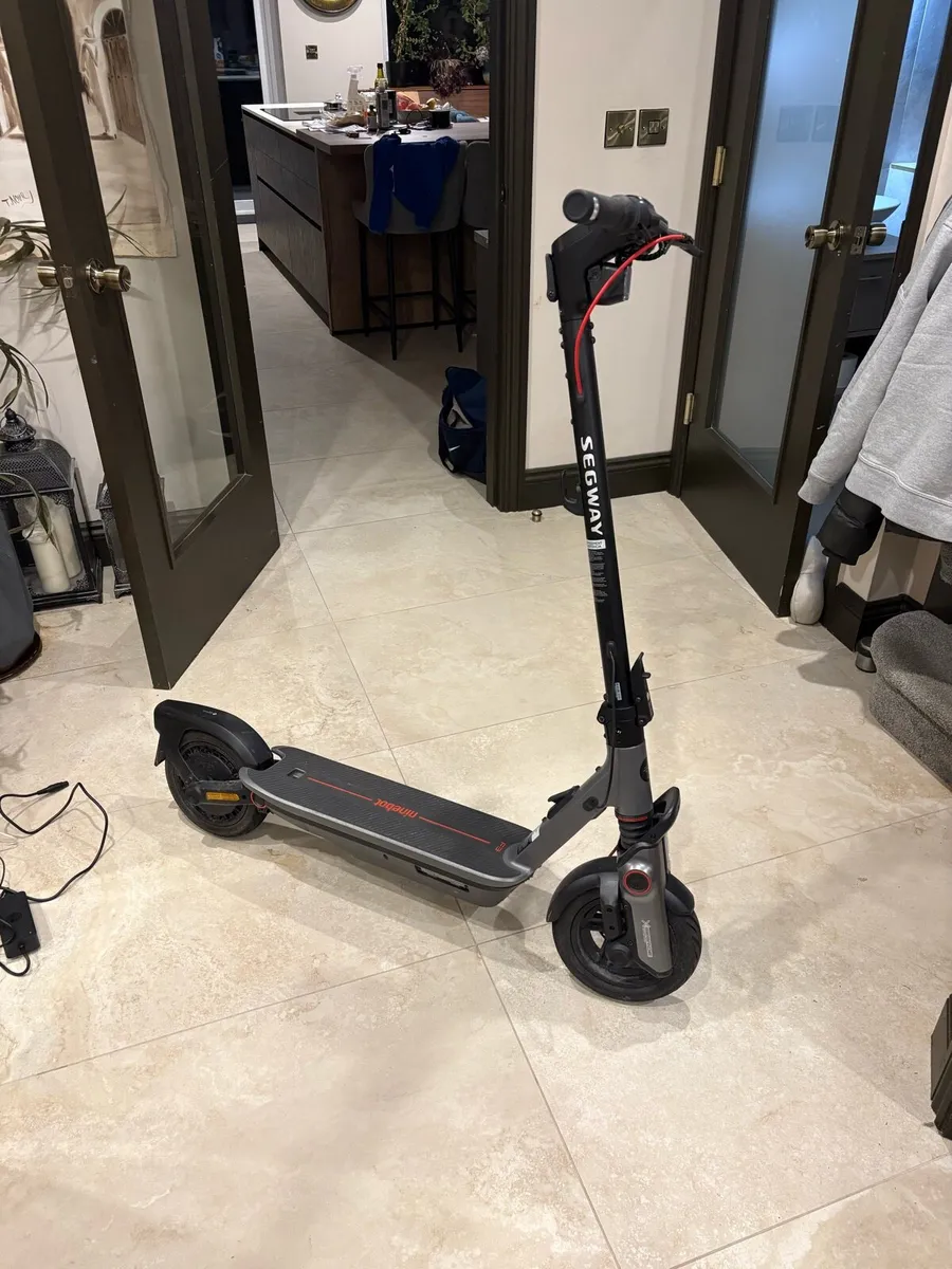 Ninebot F3 escooter - Image 1