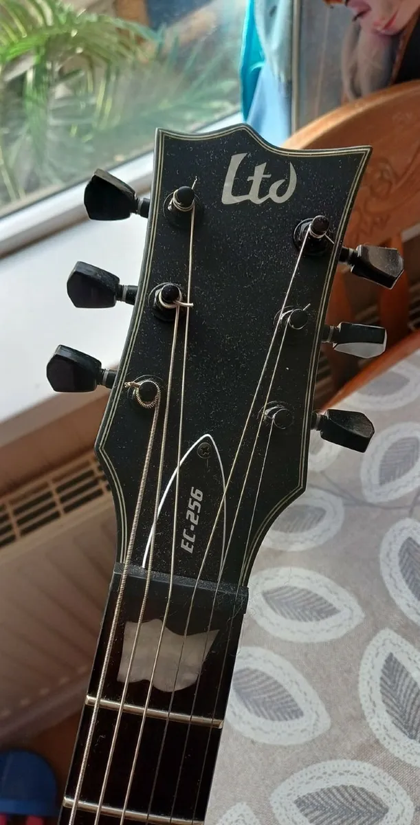 Esp Ltd EC256 black satin Guitar - Image 4