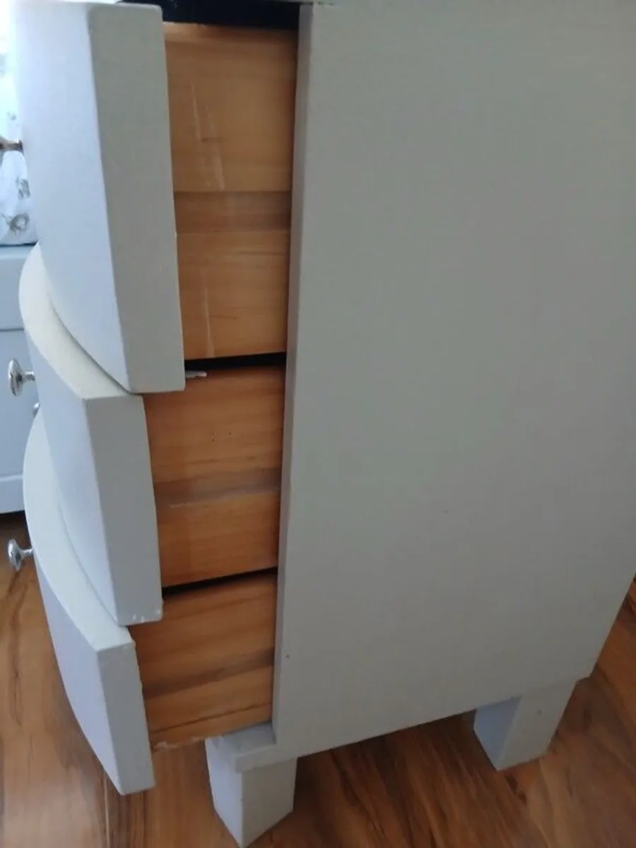 PRICE REDUCED TO 250 FROM 300.   King sleigh bed with matching lockers and dresser - Image 4