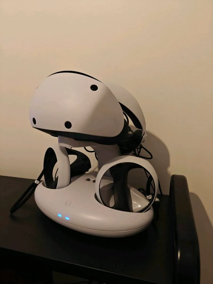 Playstation 5 VR2 & controllers & charge dock
