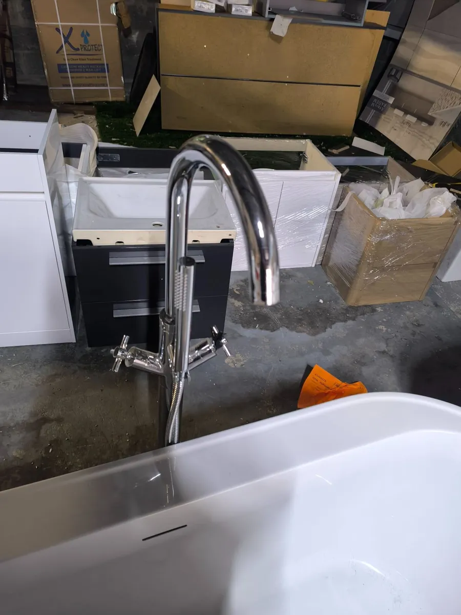 Freestanding baths and taps - Image 2