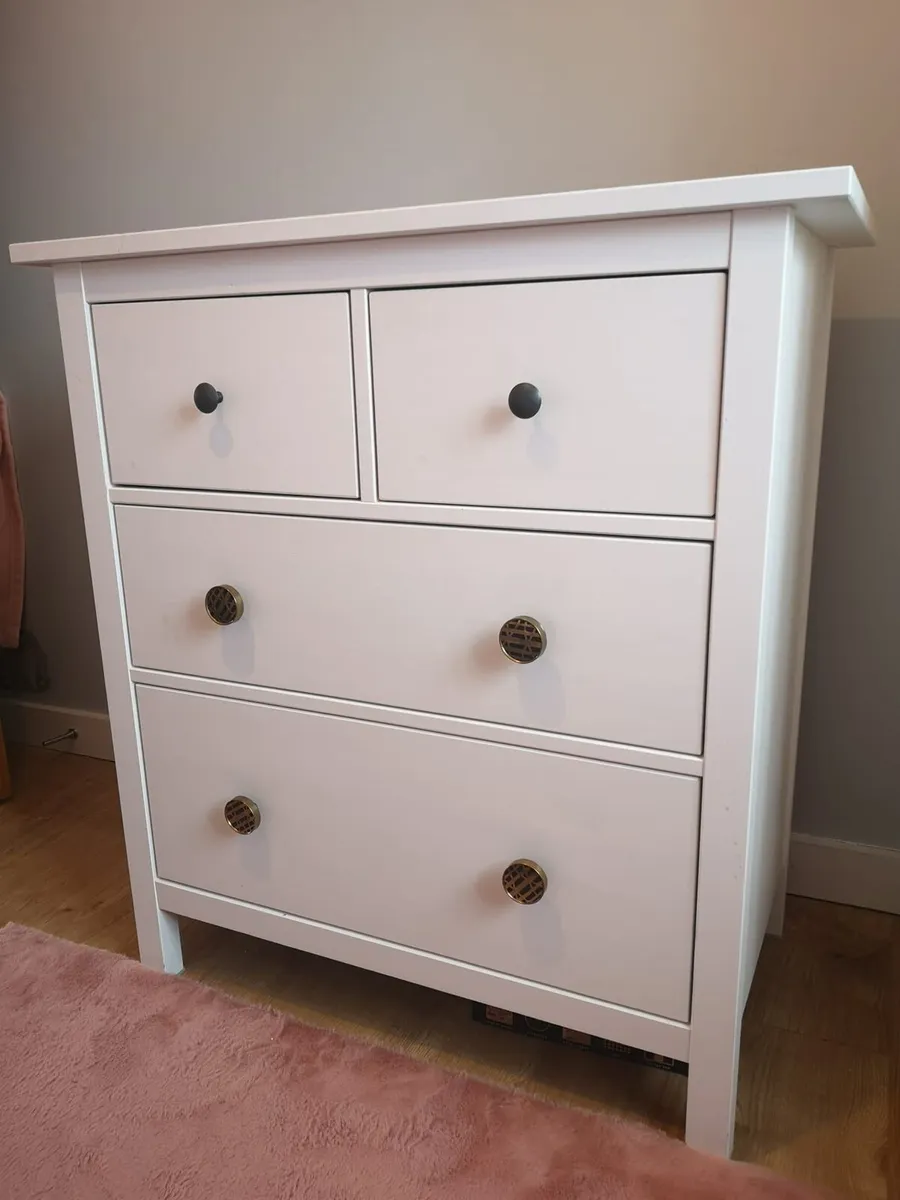 Solid wood chest of drawers - Image 1