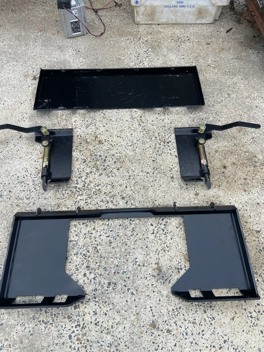 QUICK ATTACH SYSTEM FOR LOADER - Image 1