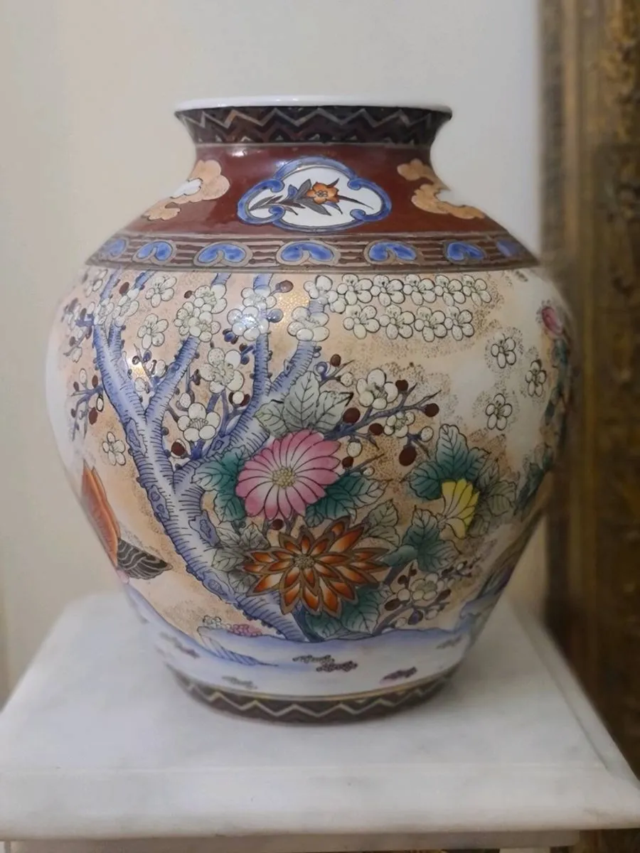 Large kutani vase postage available - Image 3