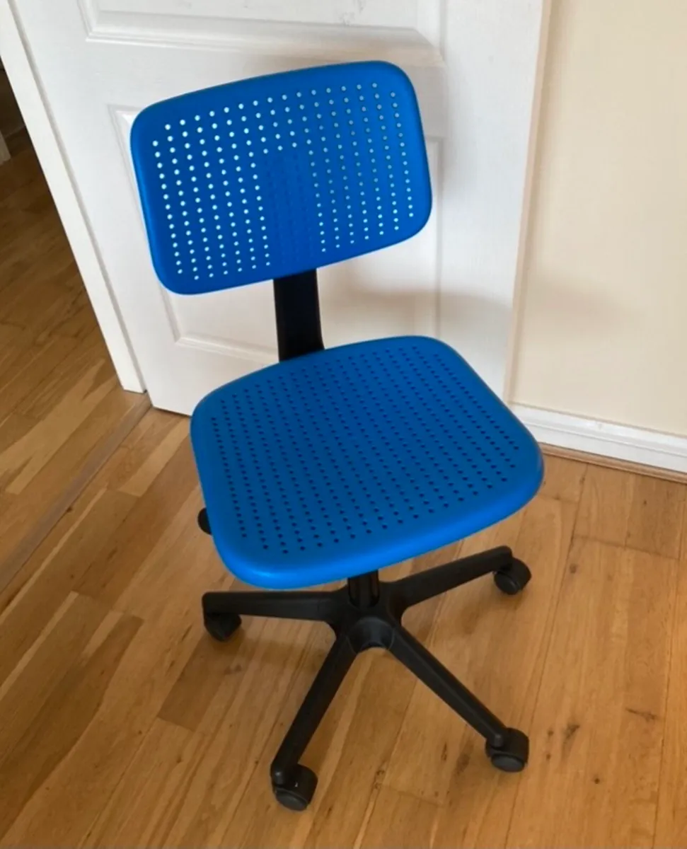 Kid’s desk chair - Image 1