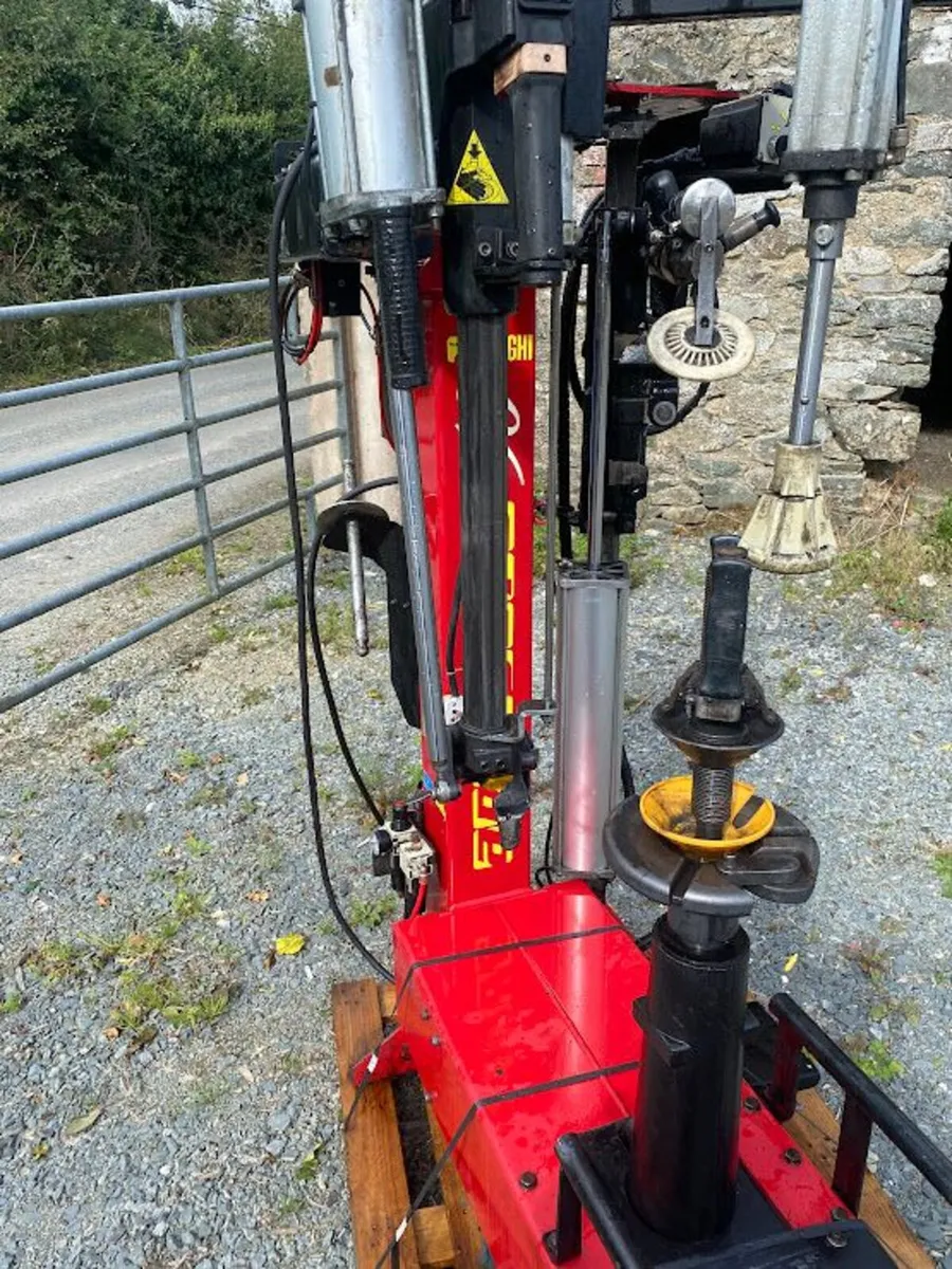 Corghi Artiglio 50 Tyre Changer - Image 4