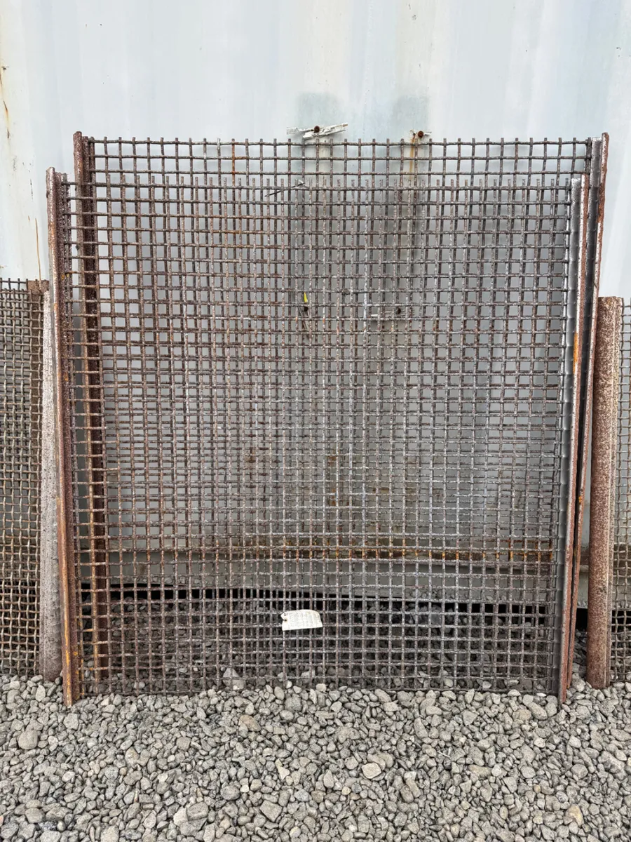 UNUSED MESHES STEEL AND RUBBER - Image 1