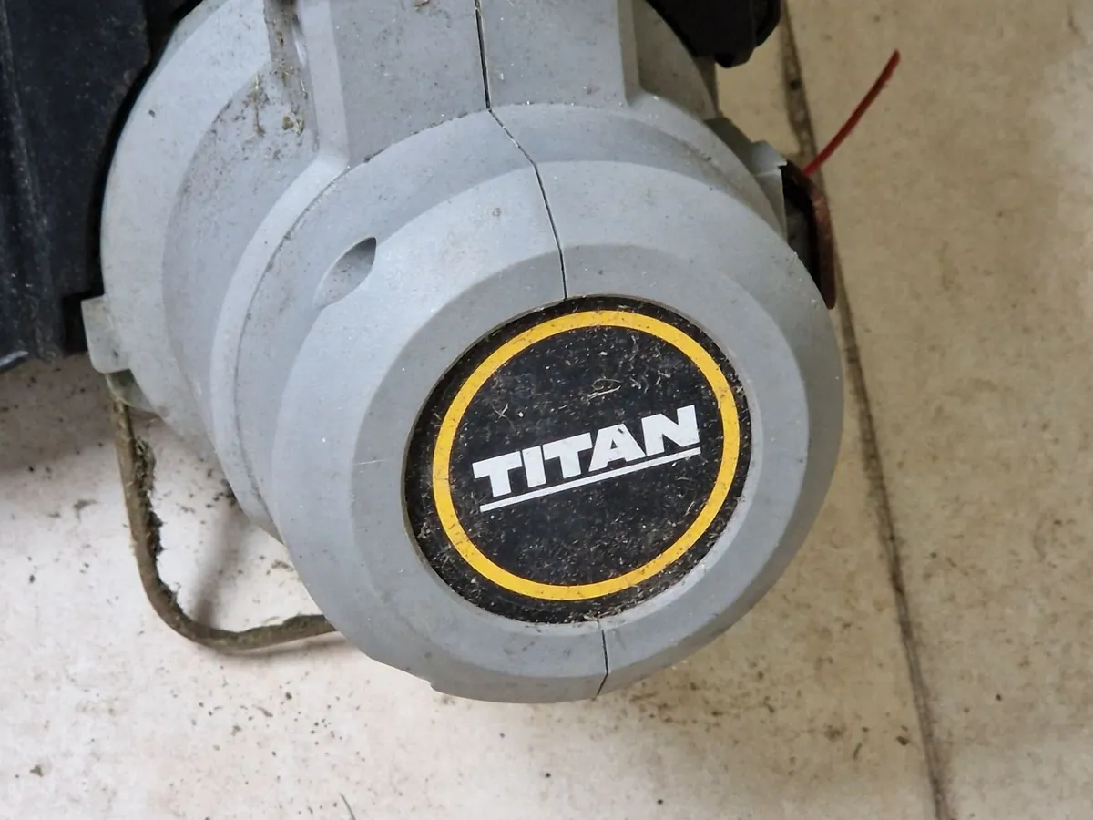 Titan TTB820GGT 600W 230V Electric Grass Trimmer - Image 4