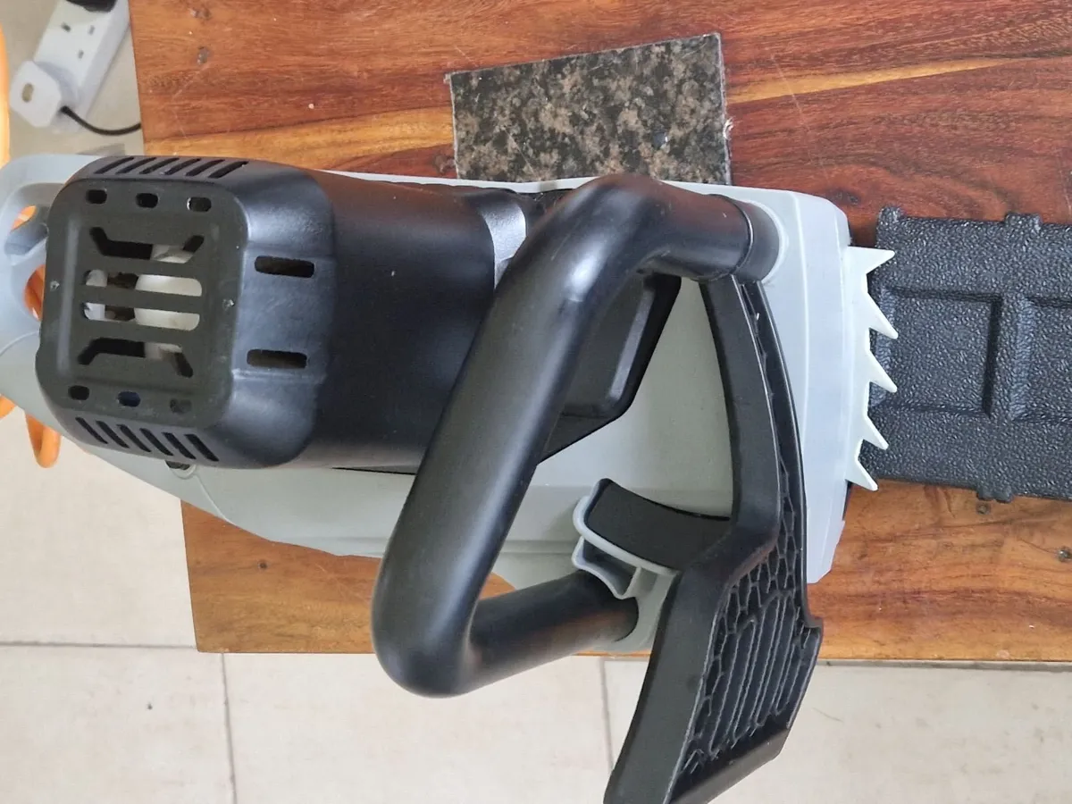 Titan 2000W 230-240V Electric 40cm Chainsaw - Image 3
