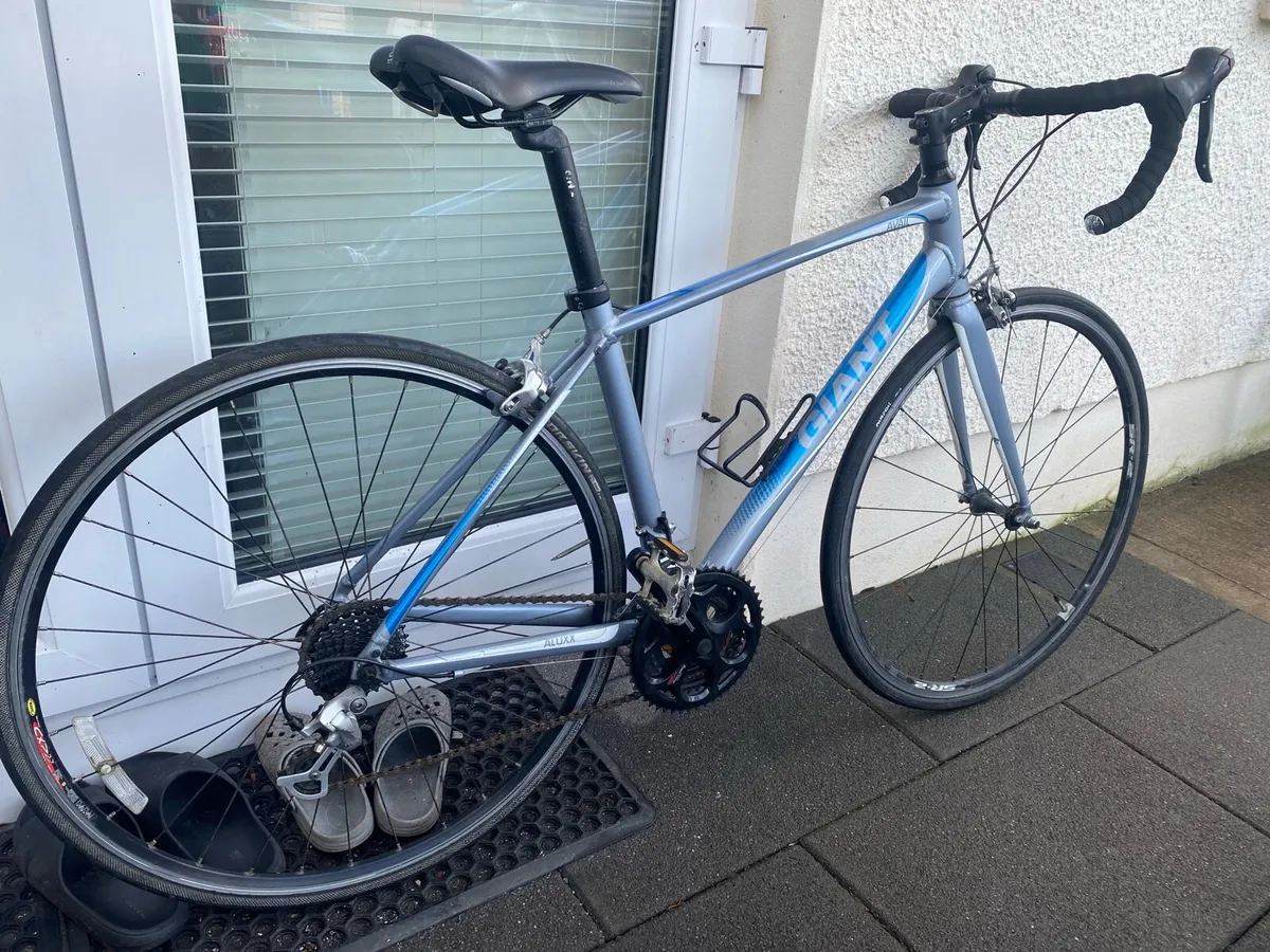 Giant Avail 700x25c wheels 24 speed 18.5 inch - Image 3