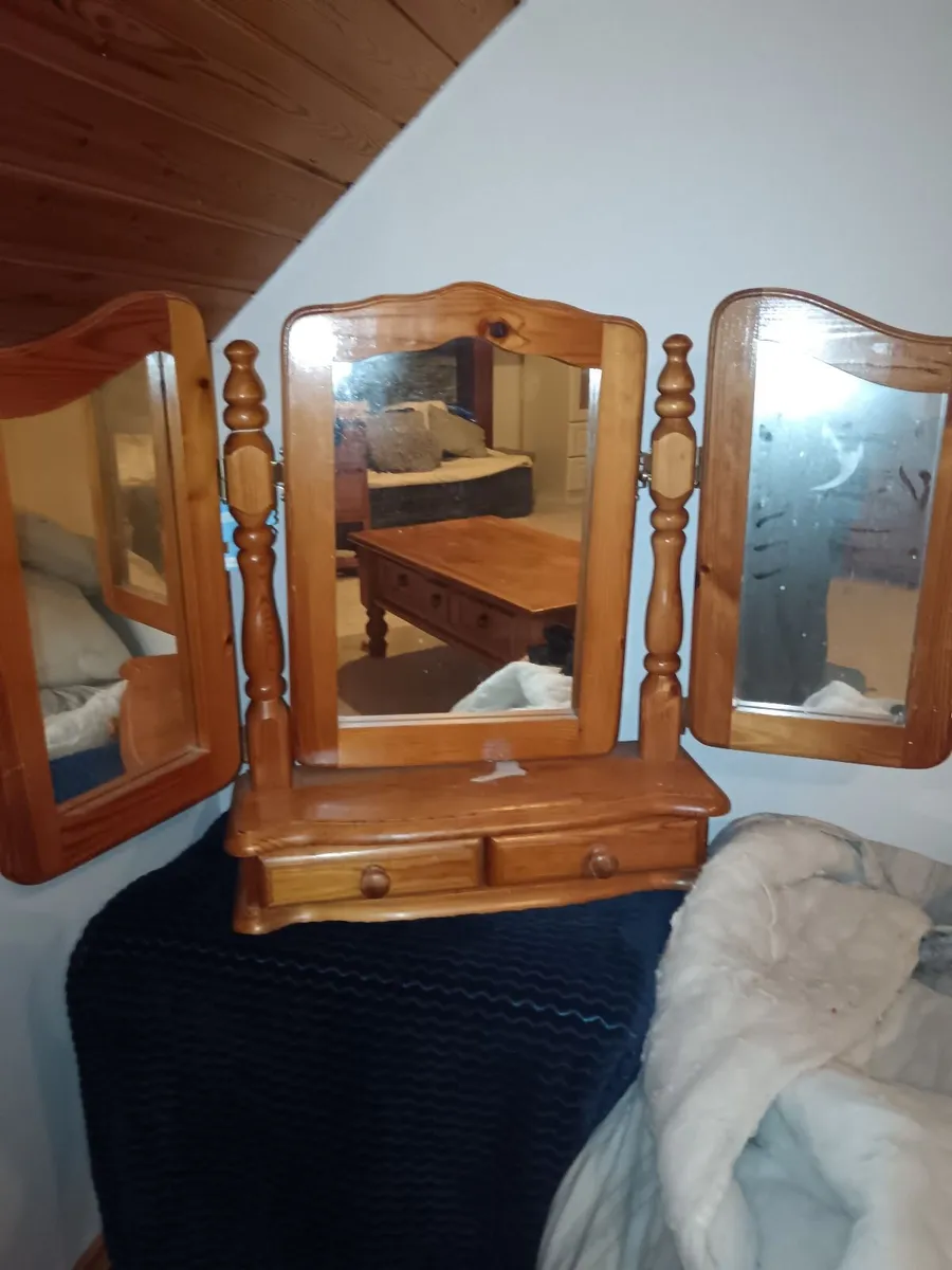 Mirror/ locker/ light up make up mirror - Image 2