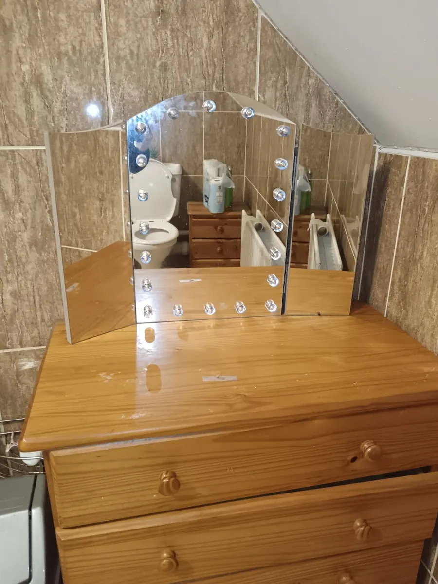Mirror/ locker/ light up make up mirror - Image 3