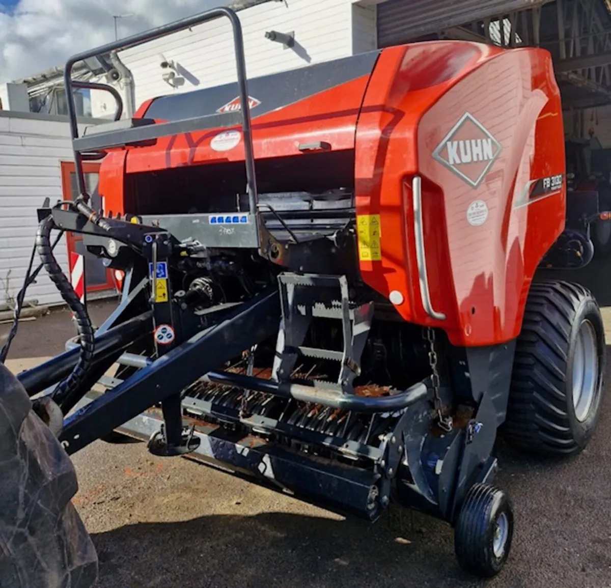 KUHN FB3130 Round Baler - Image 1