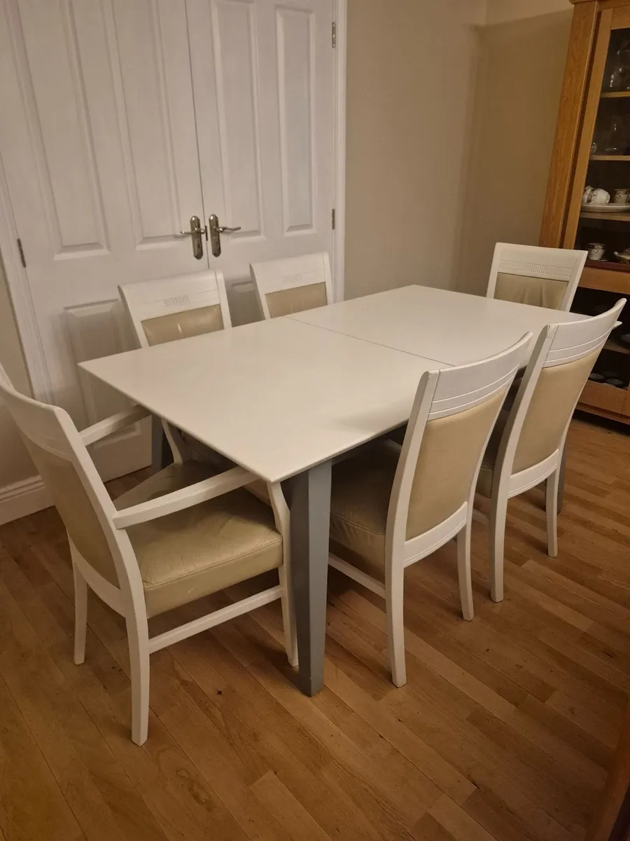 Table and chairs - Image 3