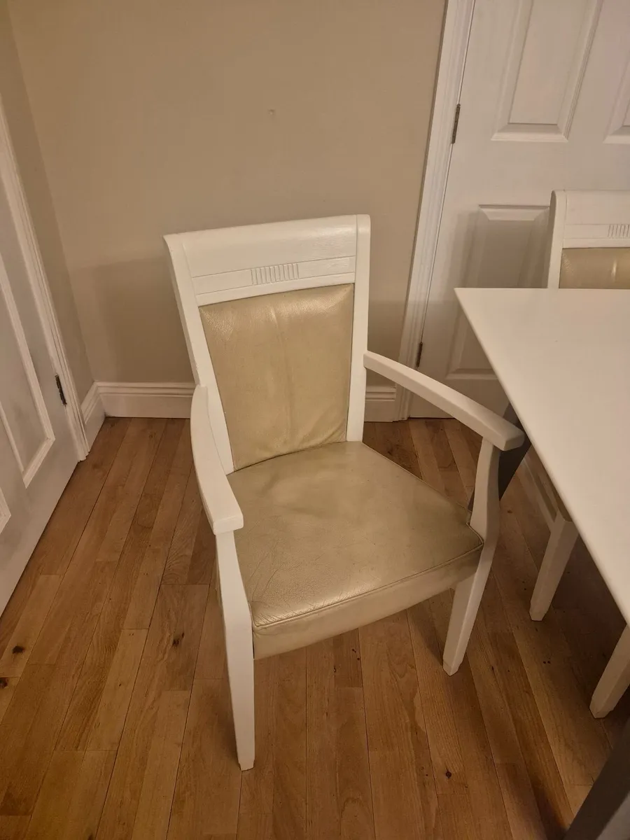 Table and chairs - Image 4