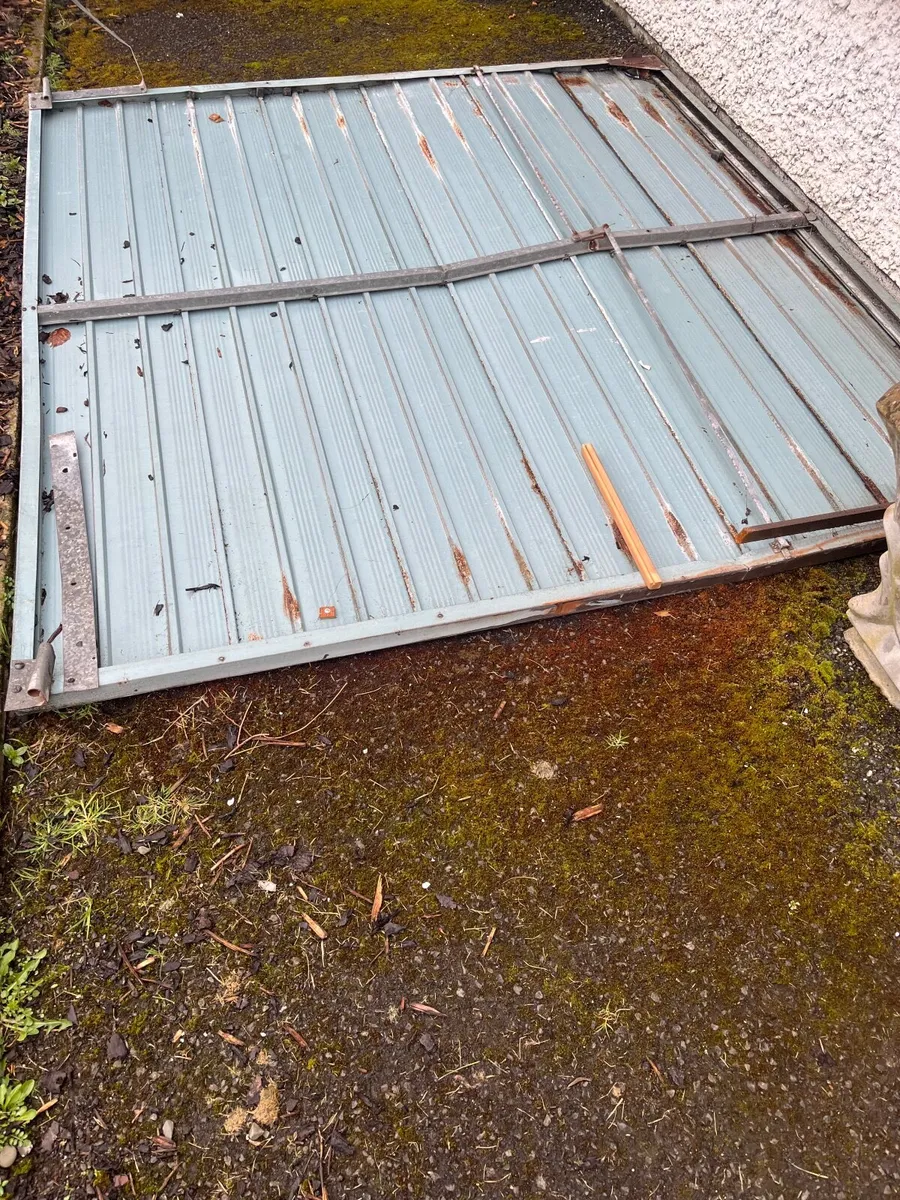 Garage door - Image 1