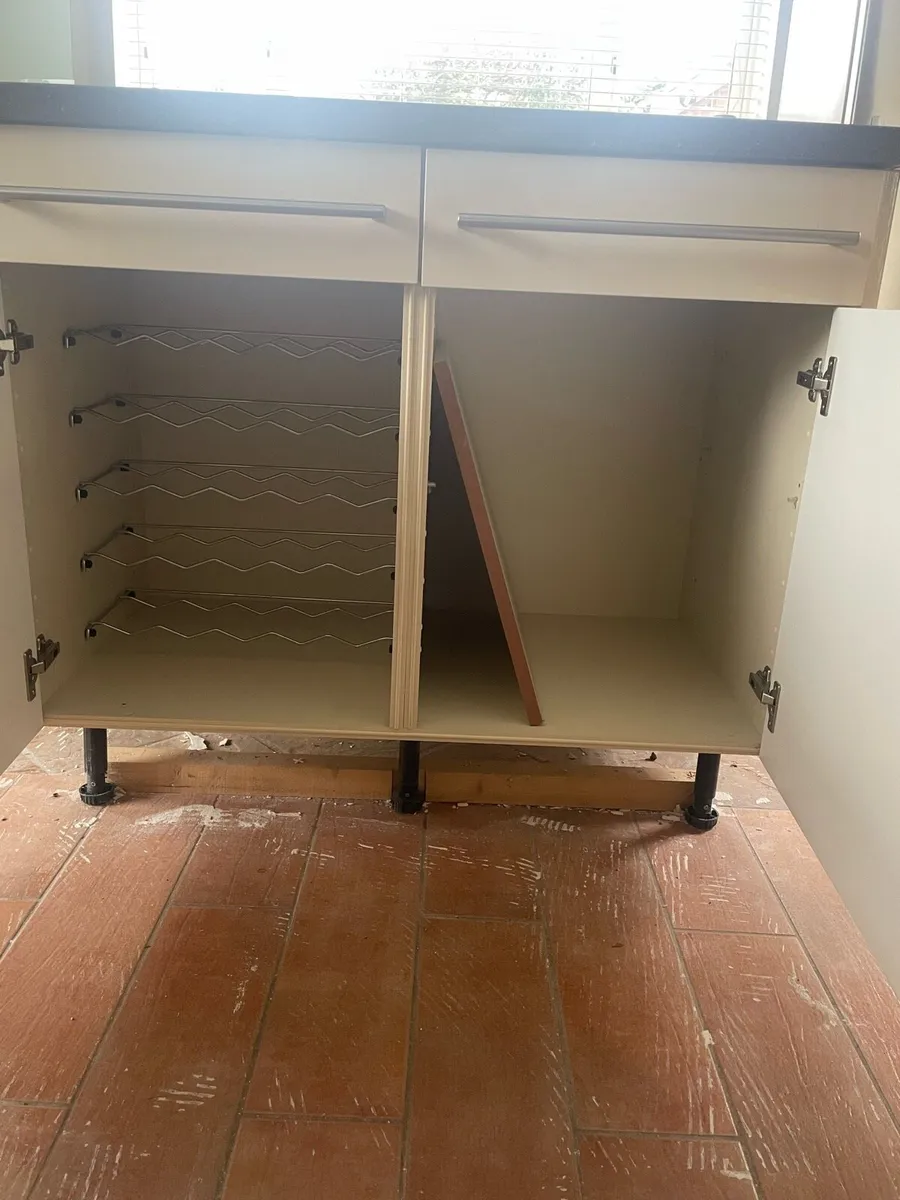 Kitchen Island - Image 4