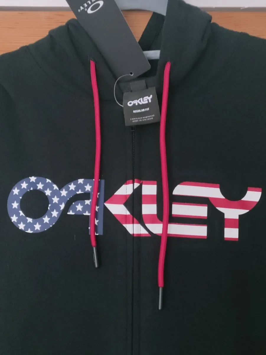 Oakley Hoodie XL New - Image 1