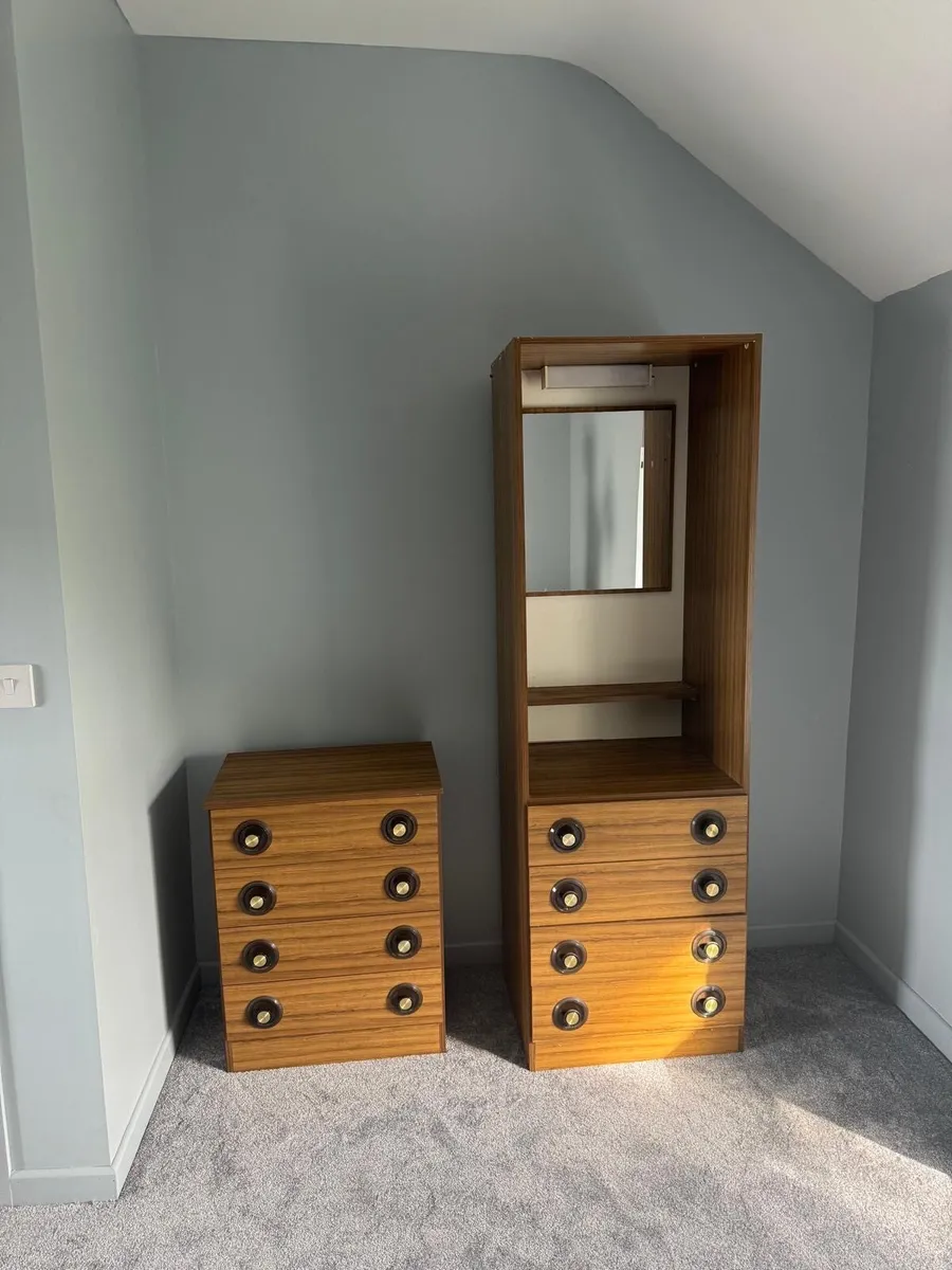Chest of drawers. Vanity unit.