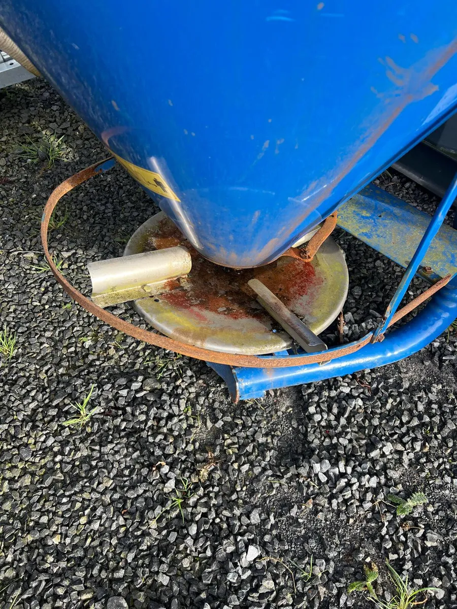 Fleming Fertiliser Spreader - Image 4
