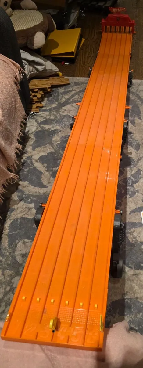 Hot Wheels Super 6-Lane Raceway - Image 2