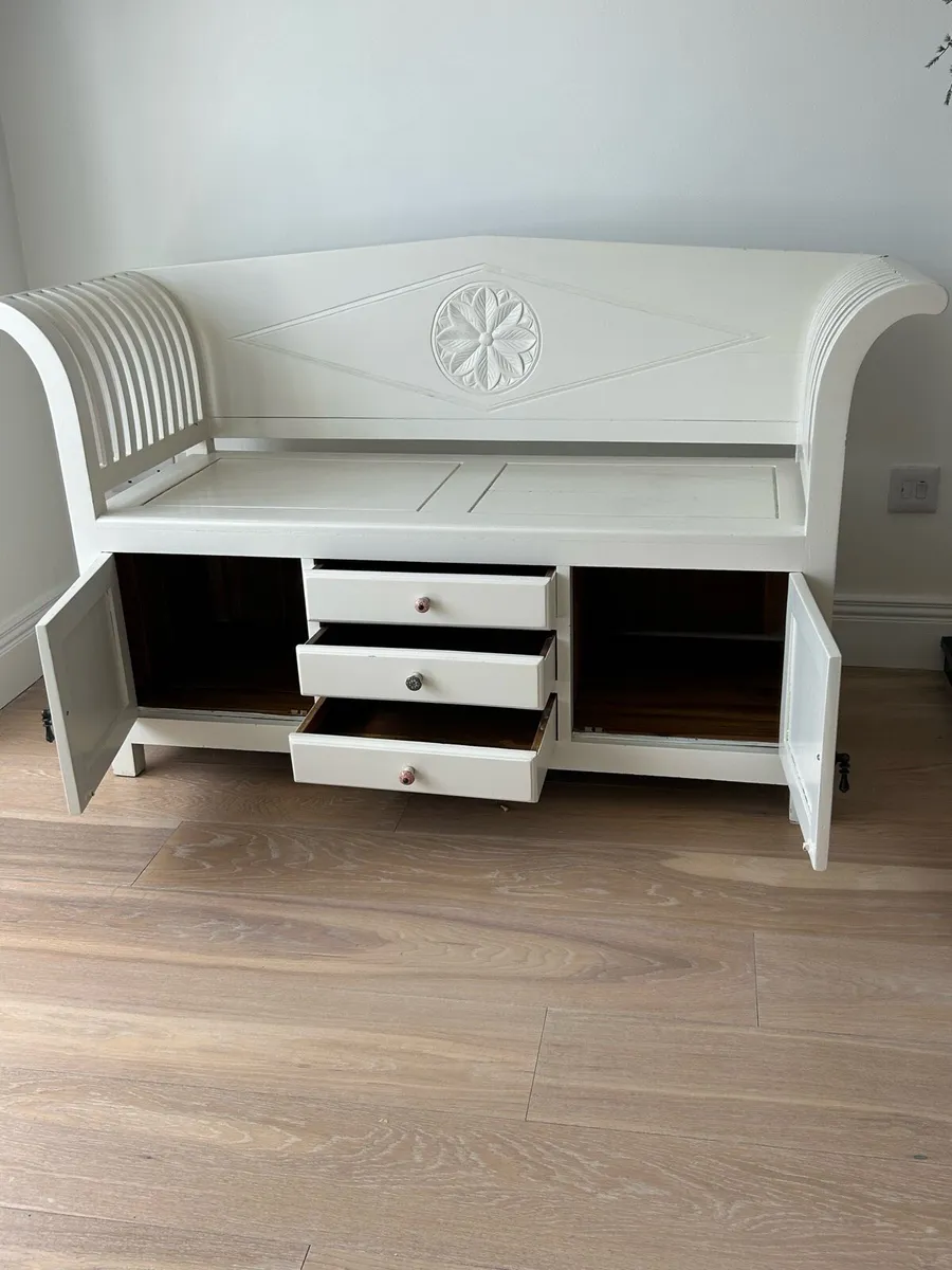 Window Seat - Image 3