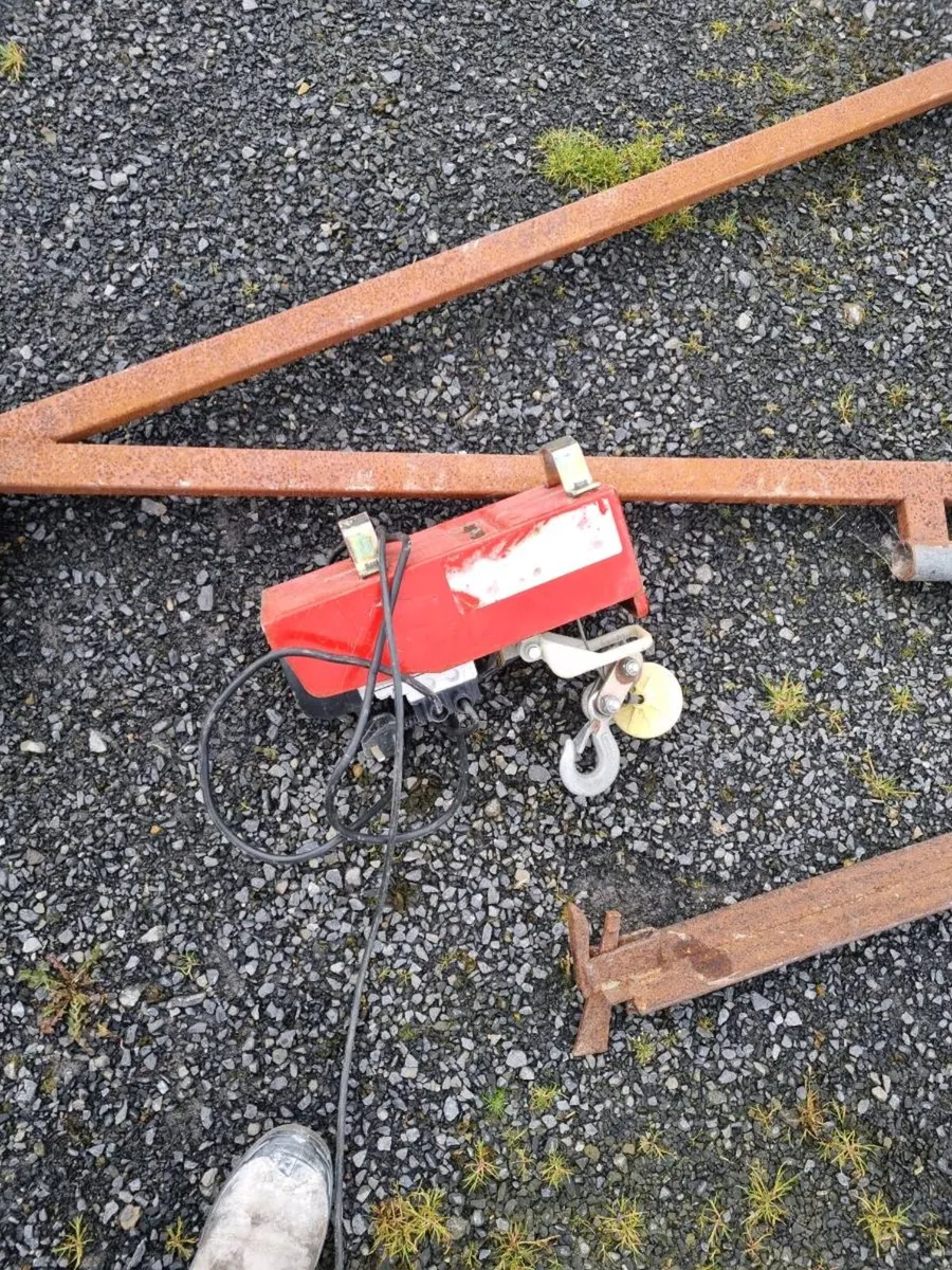240 Volt Winch incl. Scaffolding Bracket - Image 1