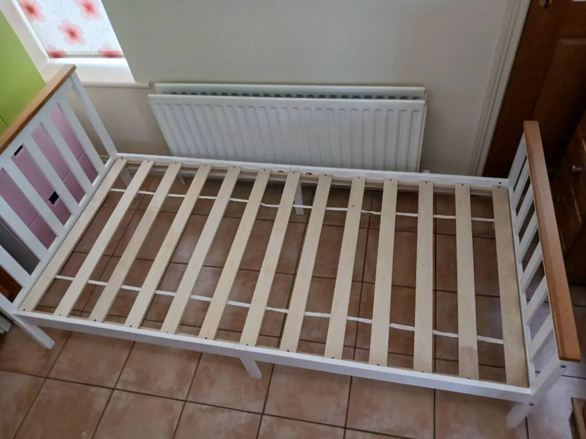 Single bed - Image 1