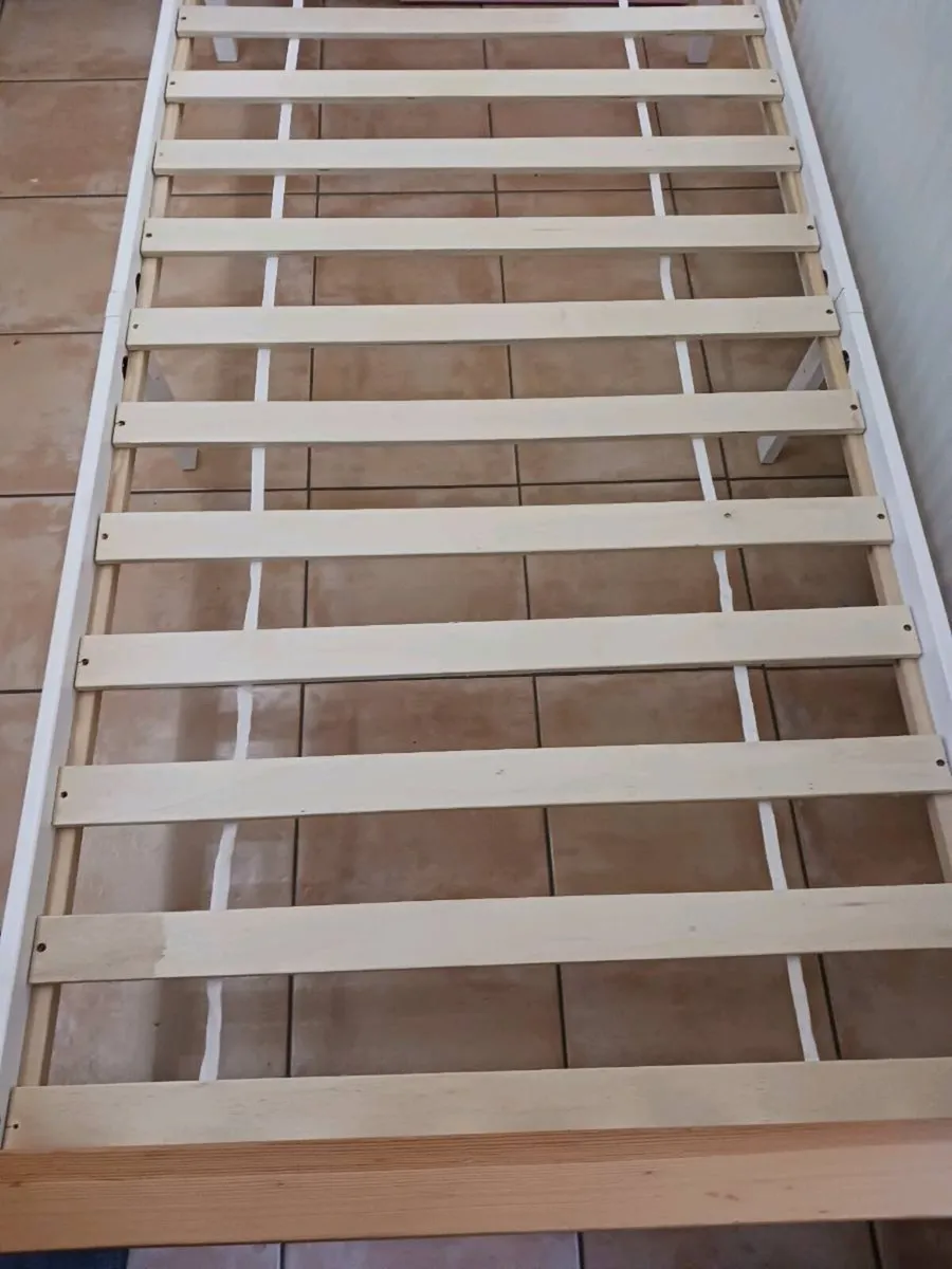 Single bed - Image 2