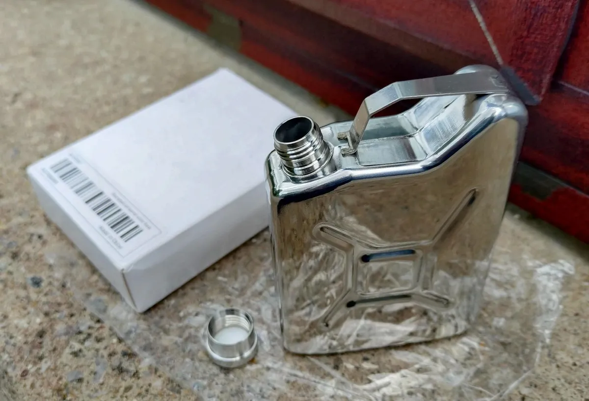 SMALL STAINLESS STEEL HIP FLASK (NEW). - Image 2