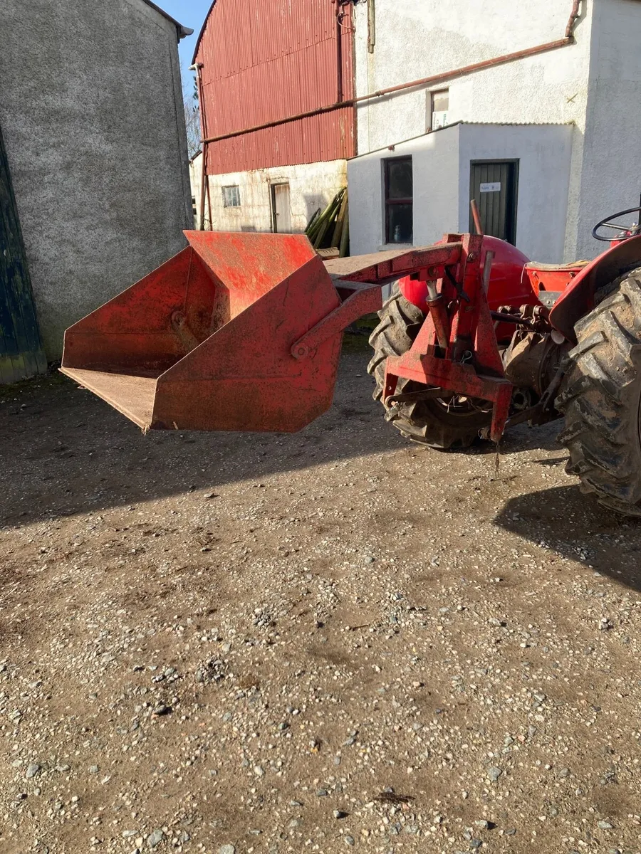 Tractor rear end hydraulic loader. - Image 1