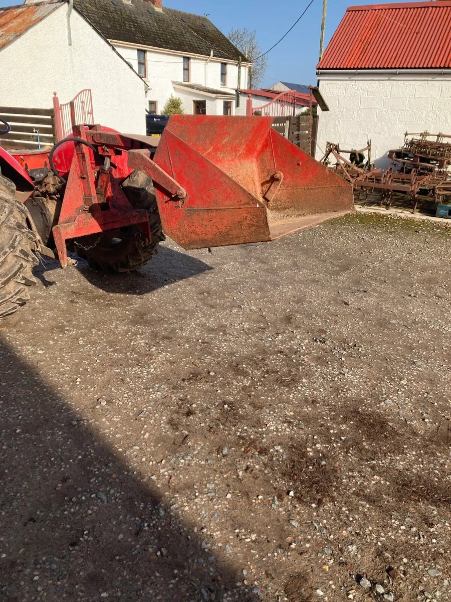 Tractor rear end hydraulic loader. - Image 2