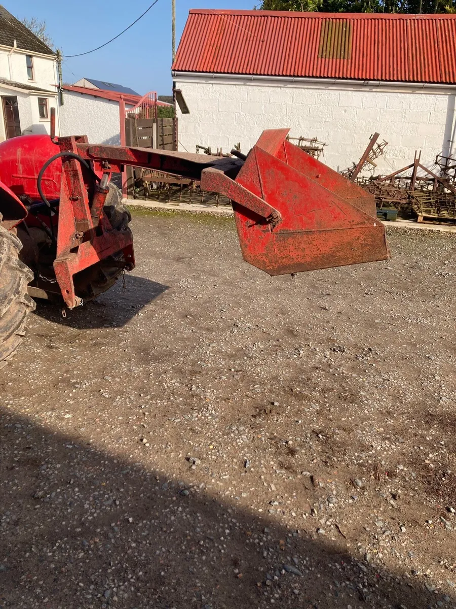 Tractor rear end hydraulic loader. - Image 3