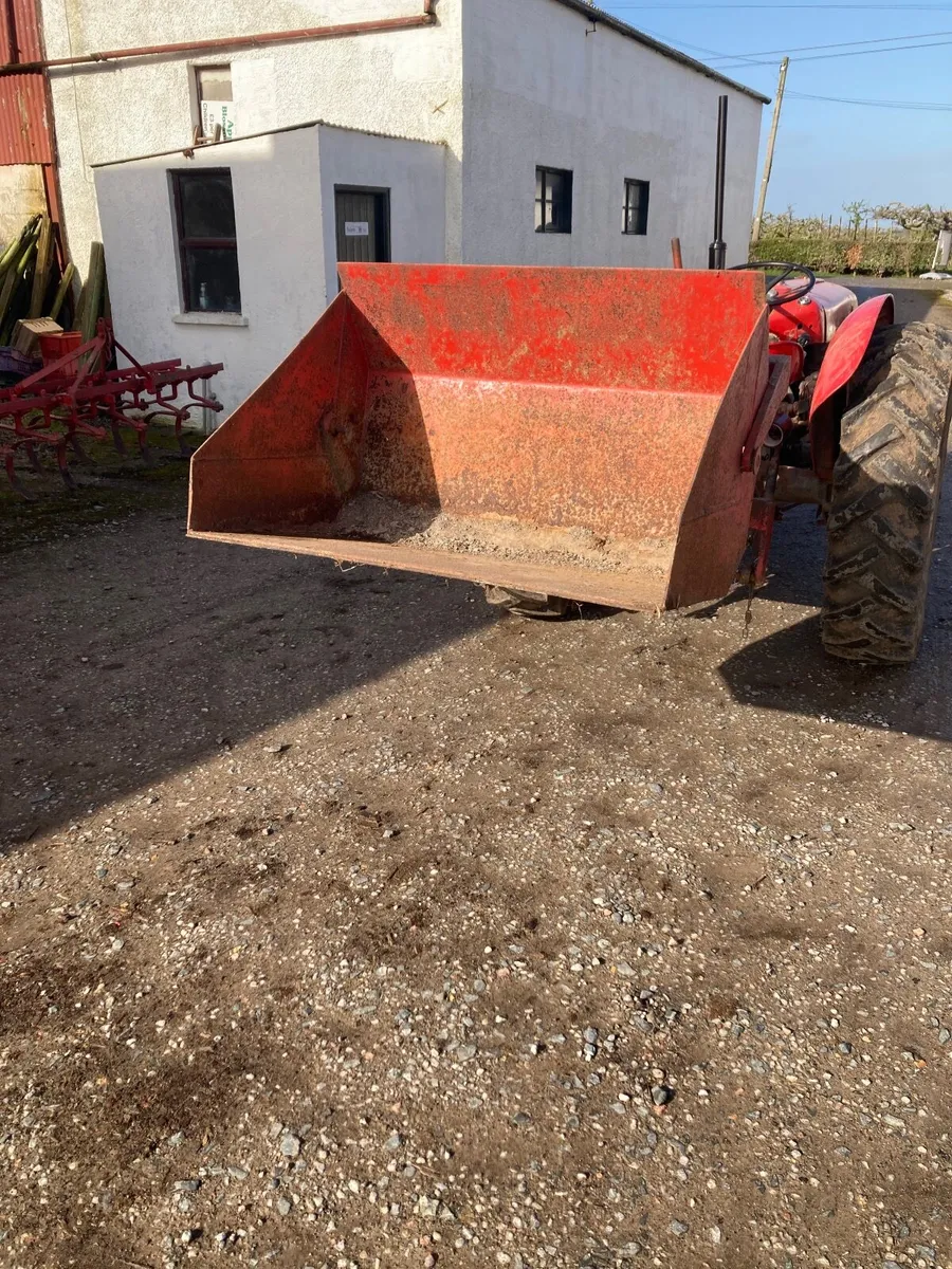 Tractor rear end hydraulic loader. - Image 4