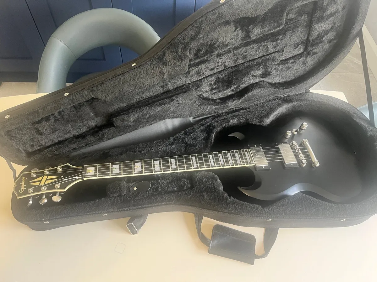 Electric guitar - Image 1