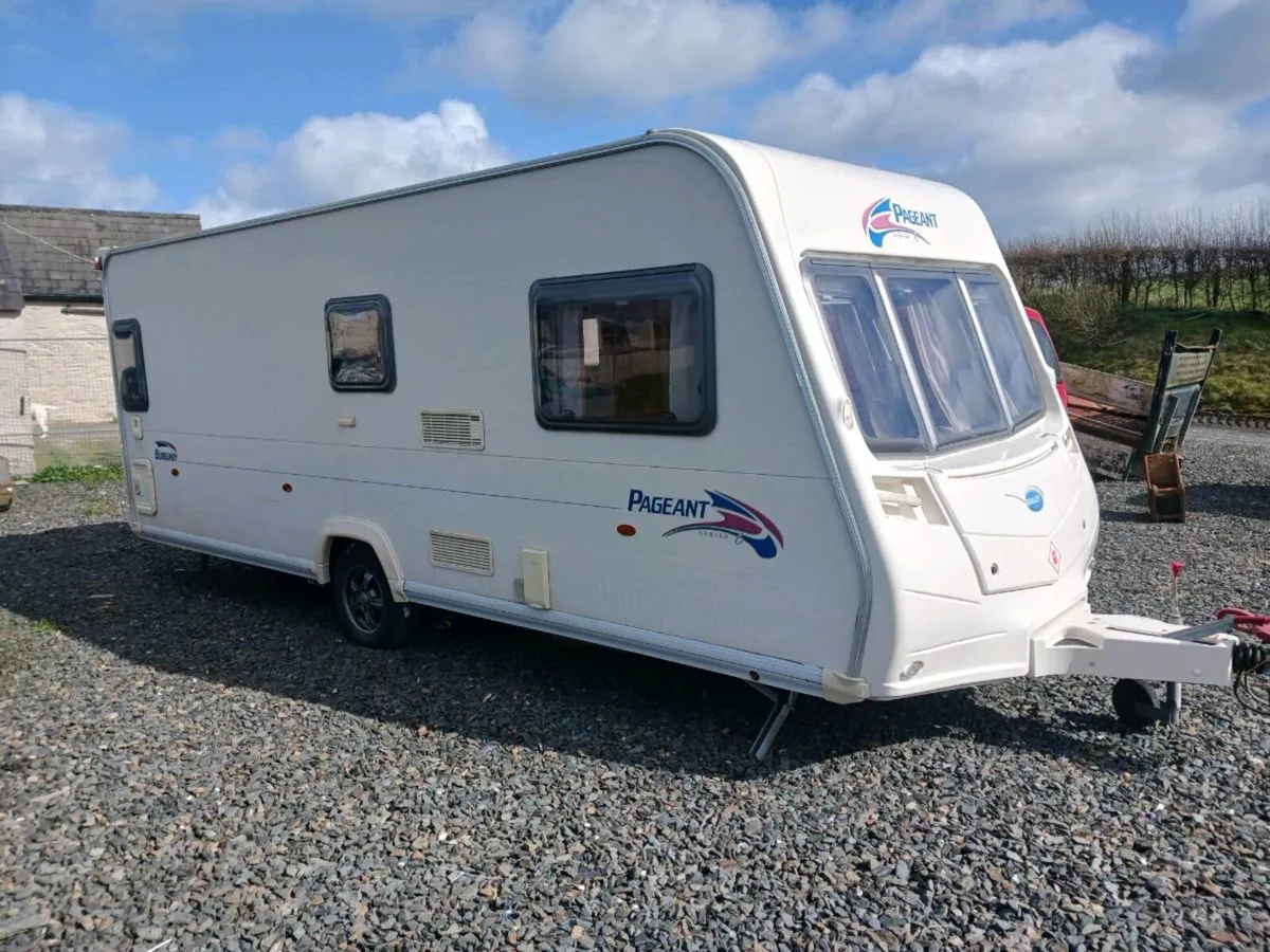 Bailey pageant burgundy , fixed bed , u lounge - Image 2