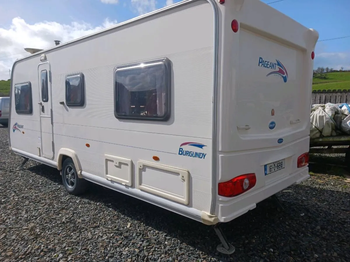 Bailey pageant burgundy , fixed bed , u lounge - Image 4