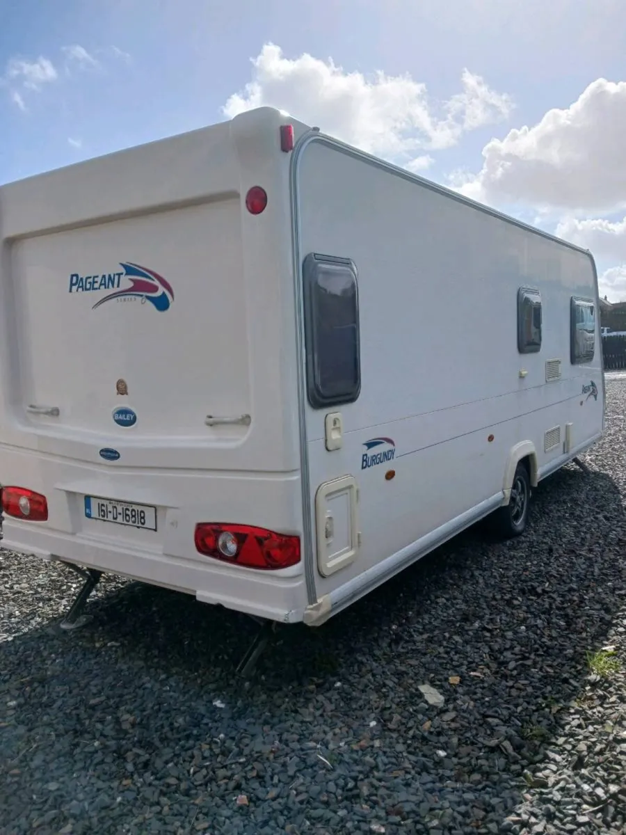 Bailey pageant burgundy , fixed bed , u lounge - Image 3