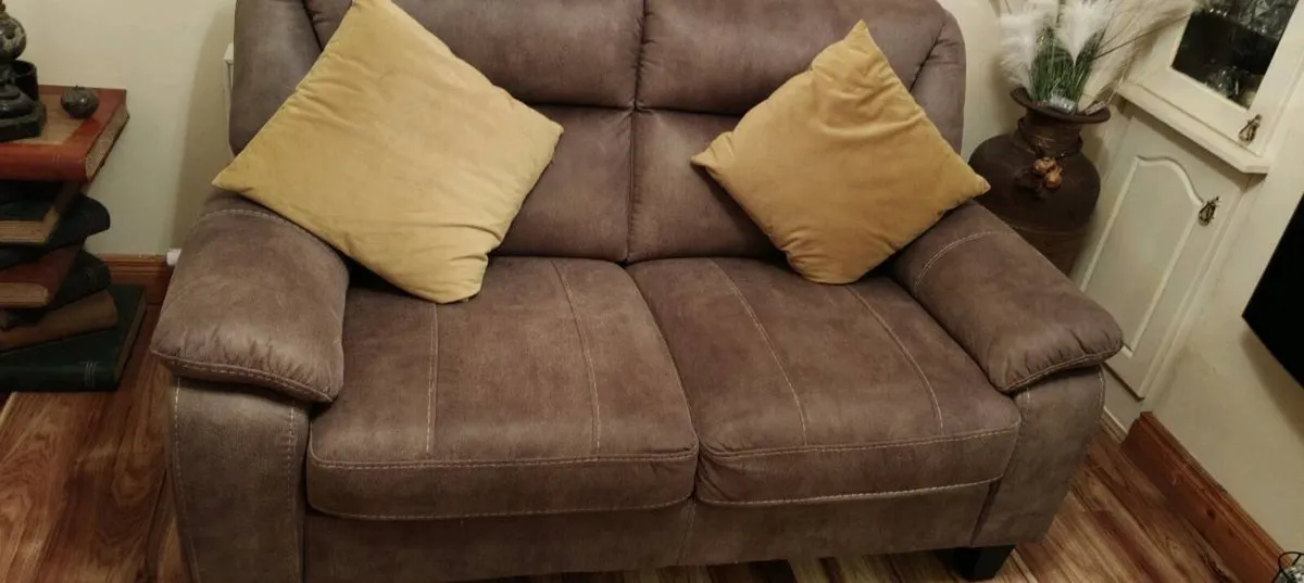 Three piece suite - Image 1