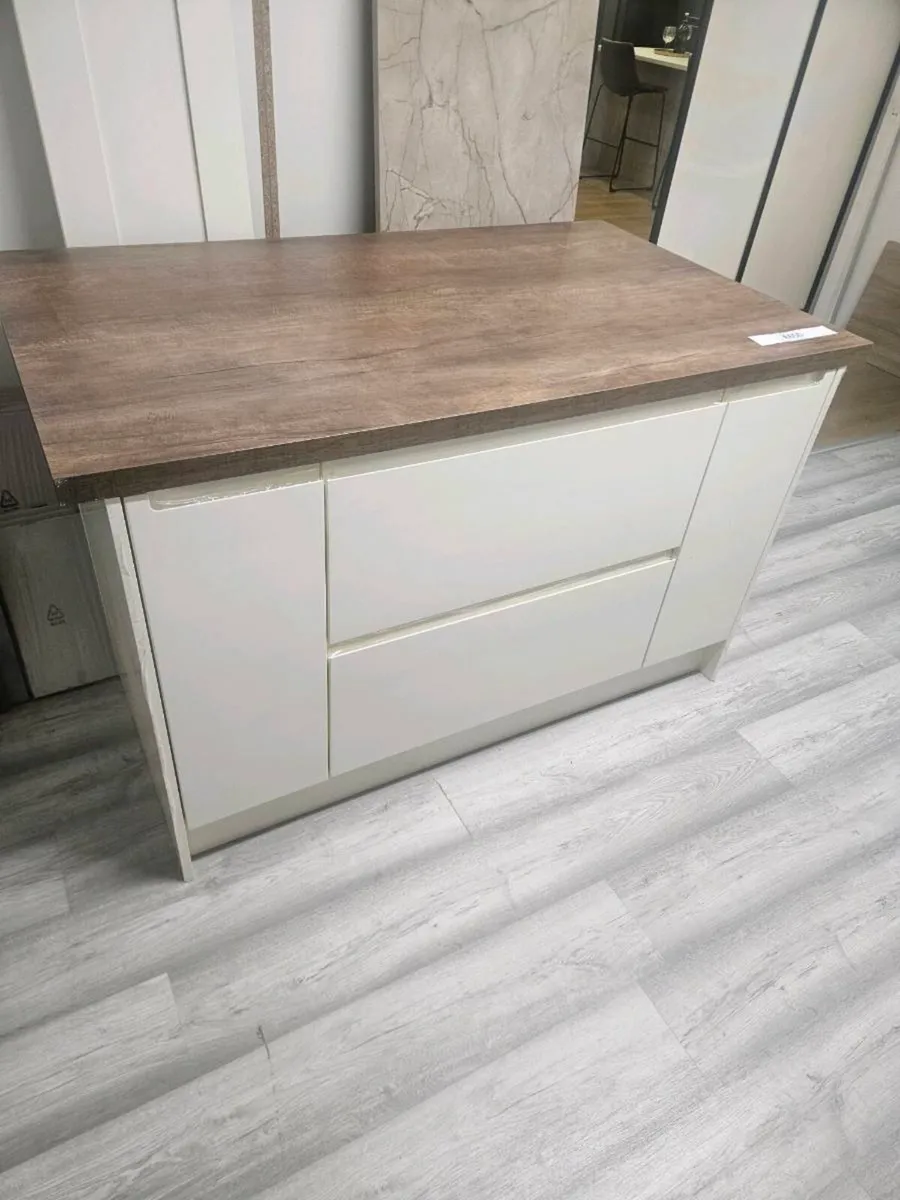 Kitchen islands - Image 1
