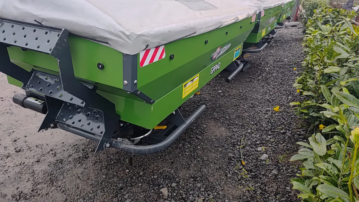 Tolmet fertiliser spreader - Image 3