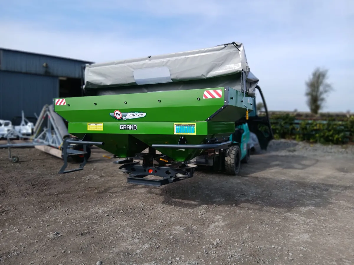 Tolmet fertiliser spreader - Image 1