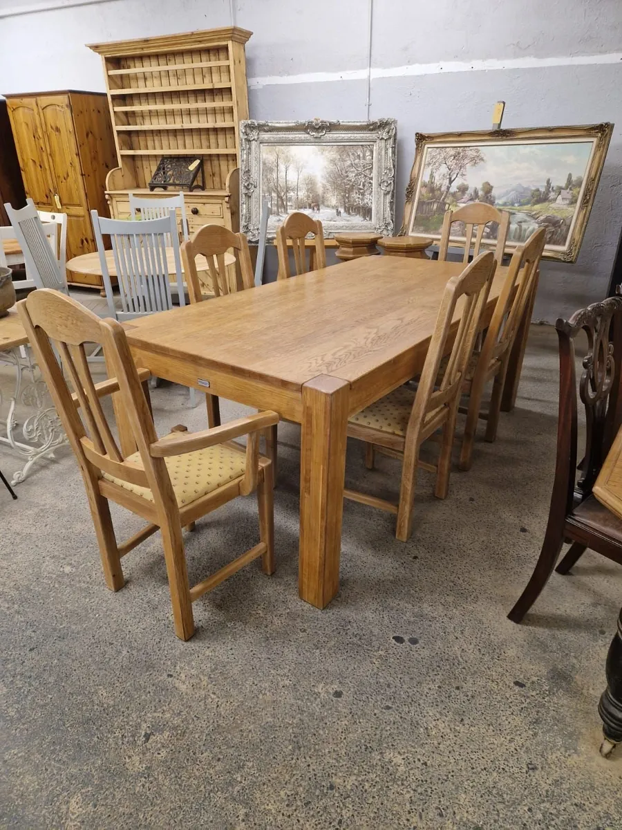 Solid light oak table, 6 chairs - Image 1