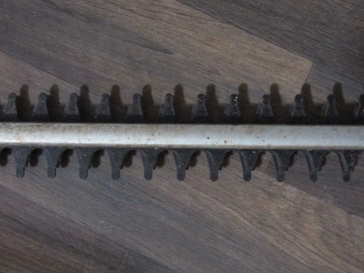 Flymo Hedge Trimmer – As New - Image 4